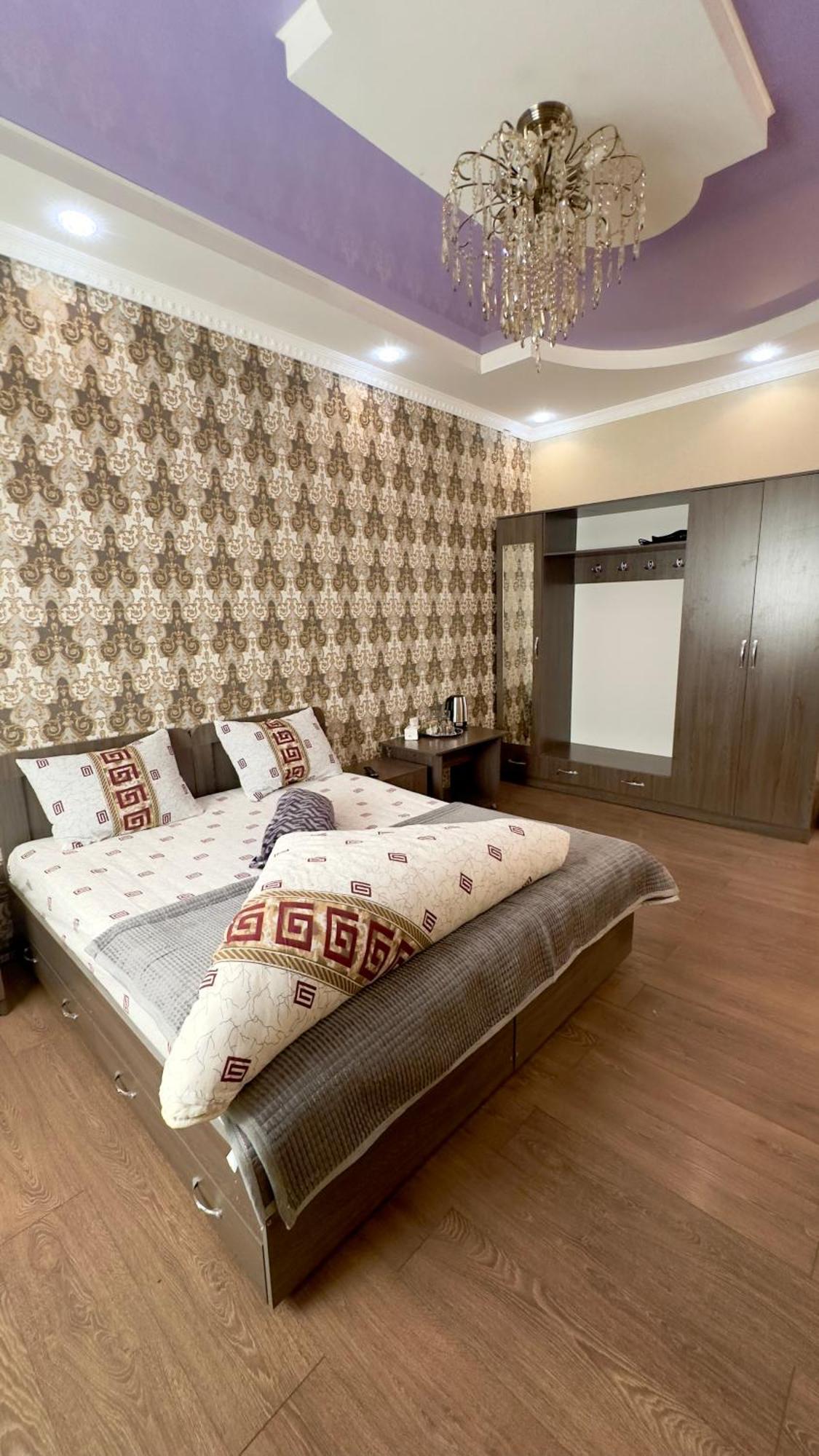 Hotel Lotos Bishkek Esterno foto
